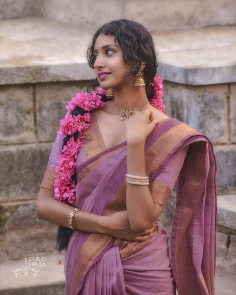 Sigara - This saree is a special edition made from Chettinad cotton, renowned for its fineness, softness and durability. Features include intricate thread detail buttas and pallu, plus a contrasting zari border for added style. Experience classic luxury! Colour - Onion pink and Lilac clubbed with one-meter Contrast Blouse Fabric same as model wearing. DM for details @studiovirupa or comment pp for link 🔗 . . . . #saree #sarees #studiovirupa #virupa #traditionalsarees #sareelove #sareefashion Onion Pink Saree Combination, Pastel Pink Saree Contrast Blouse, Pastel Pink Saree Jewellery, Traditional Unstitched Pink Saree, Dhoni Portrait, Onion Pink Saree, Onion Pink, Descendants 4, New Saree Designs