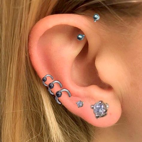 credits to owner of the photo. I do not own the photo. #piercings #piercing #piercingideas #perforaciones #bodymods #earrings Middle Helix Piercing, 2nd Lobe Piercing, Mid Helix Piercing, Piercing Snake, Forward Helix, Lobe Piercing, Piercing Ideas, Helix Piercing, Body Mods