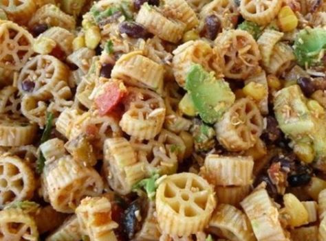 THE ULTIMATE PASTA POTLUCK SALAD Wheel Pasta Salad, Pasta Potluck, Wagon Wheel Pasta, Taco Pasta Salad, Potluck Salad, Cheesy Macaroni, Easy Dinner Options, Salads For A Crowd, Taco Pasta