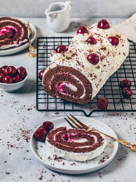 Vegan Swiss Roll, Swiss Roll Cake Recipe, Yule Log Cake Recipe, Roll Cake Recipe, Yule Log Recipe, Chocolate Roll Cake, Cheesecake Vegan, Yule Log Cake, Swiss Roll Cake