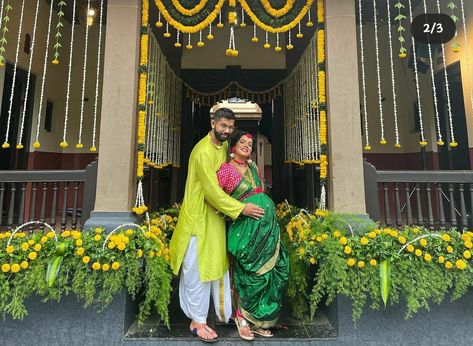 Dohale Jevan Blouse Design, Baby Shower Couple Outfits, Dohale Jevan Photography, Godh Bharai Outfit, Sreemantham Photoshoot, Baby Shower Pic, Baby Shower Indian, Baby Shower Shoot, Parrot Green Saree