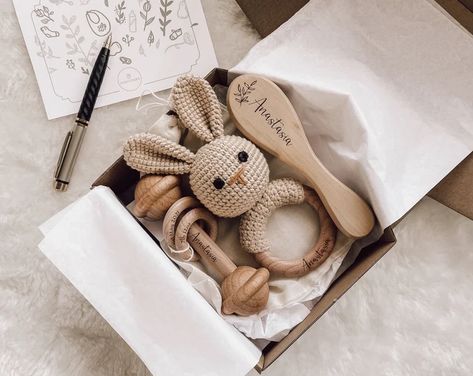 Brush Crochet, Wooden Rattle, Keepsake Baby Gifts, Bunny Baby Shower, Baby Gift Hampers, Cadeau Baby Shower, Personalized Baby Boy, Wooden Baby Toys, Baby Gift Box