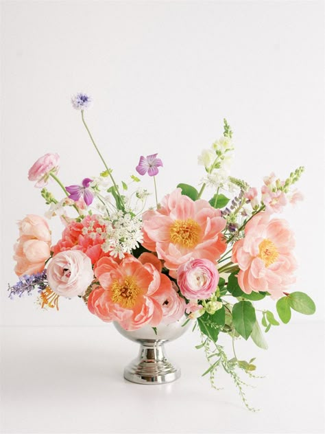 Spring Wedding Centerpieces, Ranunculus Wedding, Wildflower Centerpieces, Peonies Centerpiece, Coral Charm Peony, Peony Wedding, Spring Wedding Flowers, Wedding Flower Inspiration, Cat Air