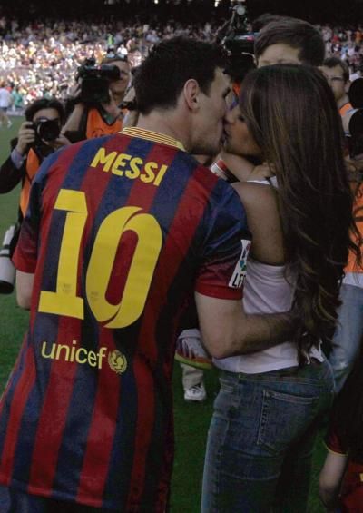 Messi y Antonella Lionel Messi Wife, Messi And Wife, Antonella Messi, Lionel Messi Family, Lionel Messi Posters, Messi Poster, Antonella Roccuzzo, Football Couples, Football Wags