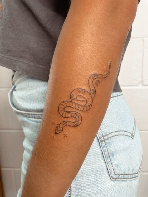 Snake Tattoo Small Feminine, Snake Tattoo Dainty, Snake Tattoo Back Of Arm, Scatter Arm Tattoos, Arm Snake Tattoos For Women, Snake Tattoo Fine Line, Shoulder Snake Tattoo, Pretty Snake Tattoo, Dainty Snake Tattoo