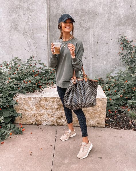 Friday Wear, Lauren Kay Sims, Everyday Casual Outfits, Lululemon Outfits, Athleisure Outfits, Fall Favorites, Sporty Outfits, Casual Winter Outfits, Mom Outfits