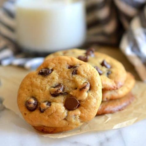 Stack of chocolate chip cookies on parchment paper with glass of milk in background. Easy Bowls, Greek Yogurt Cookies, Greek Yogurt Chocolate, Chocolatechip Cookies, Nestle Recipes, Yogurt Chocolate, Clean Desserts, Healthy Chocolate Chip Cookies, Healthy Greek Yogurt