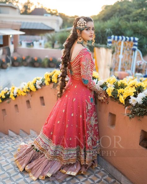 Pink Frock, Pakistani Bridal Hairstyles, Bridal Mehndi Dresses, Minal Khan, Shadi Dresses, Bridal Dresses Pakistan, Curl Hair, Pakistani Wedding Outfits, Fancy Wedding Dresses