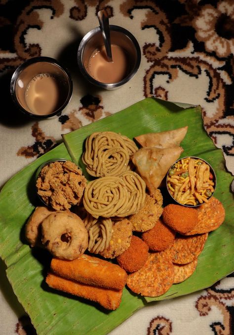 Through carefully composed photography, Mathushaa Sagthidas depicts Tamil culture, traditions and food Tamil Food, Tamil Culture, Disco Aesthetic, Juicy Juice, Food Donation, India Photography, Eat Pray Love, Desi Food, South Indian Food