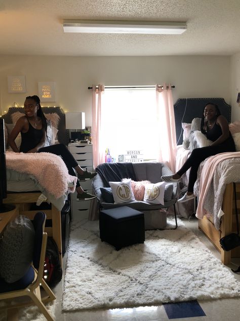 Grey, Blush Pink, and White w/ accents of gold dorm room. Pride Hall North Carolina A&T. #dormroom #dormmakeover #ncat #ncat22 #pridehall Pink And Grey College Dorm, Ncat Dorm Room, Pink And Grey Dorm Room Ideas, Grey And Pink Dorm, Pink And Grey Dorm Room, Pink And Gold Dorm Room, College Decor Ideas, Gold Dorm Room, Bama Dorm