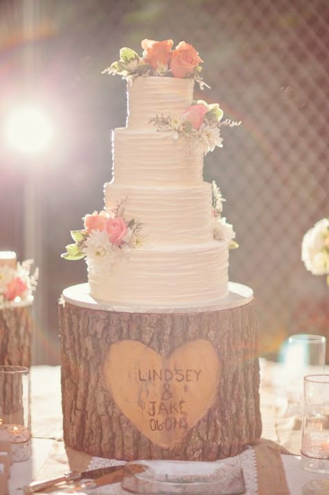 tree stump cake stand is adorable; with clusters of fresh flowers on the cake, photo by Wright Photographs Tree Stump Cake, Country Wedding Cakes, Romantic Wedding Cake, Wedding Cake Rustic, Rustic Country Wedding, Tree Stump, Wedding Planners, Backyard Wedding, Country Wedding