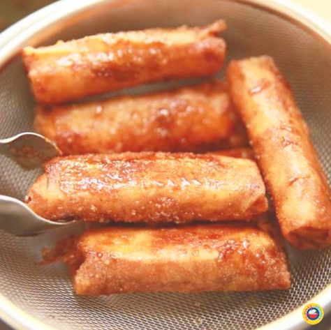 Banana Lumpia Recipe, Banana Turon, Lumpia Recipe Filipino, Turon Recipe, Banana Lumpia, Food In The Philippines, Simbang Gabi, Deep Fried Desserts, Chamorro Recipes