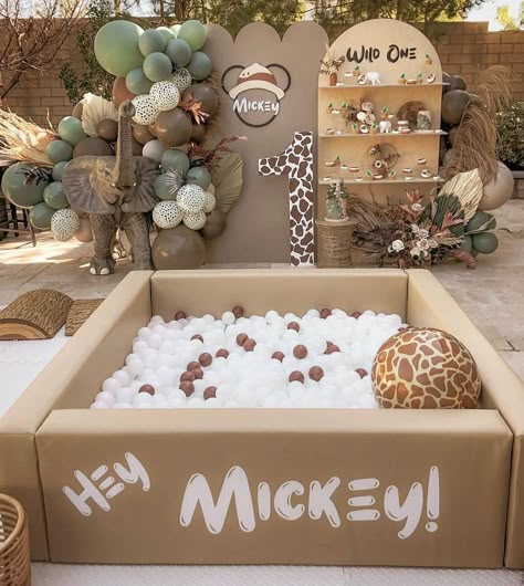 Best Kids Party Ideas Safari Birthday Party Decorations, Animal Themed Birthday Party, Wild Birthday Party, Jungle Thema, Boys 1st Birthday Party Ideas, Jungle Theme Birthday, Baby Birthday Decorations, Safari Theme Birthday, Baby Boy 1st Birthday Party