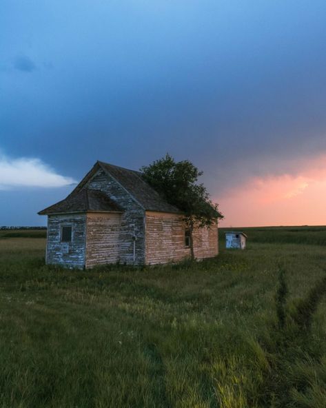 North Dakota Aesthetic, Dakota Aesthetic, North Dakota Travel, Theodore Roosevelt National Park, Usa States, See The Northern Lights, Abandoned Buildings, 10 Reasons, North Dakota