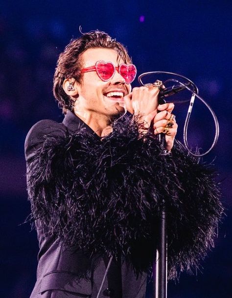 Harry Styles Glasses, Love On Tour Outfits, Nyc Night, Harry Styles Outfit, New York Tours, Heart Glasses, Harry Styles Wallpaper, Celebrity Style Red Carpet, Harry Styles Pictures