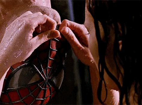 Spiderman Sam Raimi, Raimi Spiderman, Spider Man 2002, Spiderman 2002, Spiderman Outfit, Spiderman 1, Emo Scene Hair, Sam Raimi, Spiderman 3