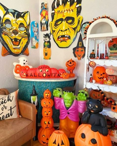 Vintage Halloween Room, 90s Halloween Decor, 90s Halloween Decorations, Kitschy Halloween, Spooky Room, Halloween Nostalgia, Facts About Halloween, Pumpkin Smash, Blow Molds