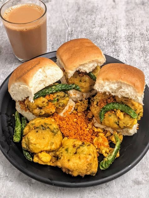 Special mumbai style vada pav Misal Pav Photography, Vada Pav Aesthetic, Mumbai Food Snap, Misal Pav Recipes Videos, Mumbai Vada Pav Photography, Vada Pav Recipe, Indian Fast Food, World Street Food, Mumbai Street Food