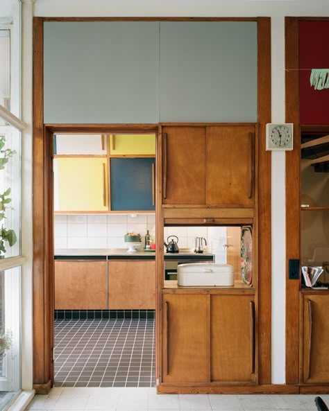 A 1951 Brussels Kitchen by Willy Van der Meeren Masterfully Updated Luis Barragan Kitchen, Reform Kitchen Cabinets, Primary Color Kitchen, Bauhaus Kitchen Design, 60s Kitchen Aesthetic, Space Divider Ideas, Modernist Interior Design, Bauhaus Kitchen, 70’s Kitchen