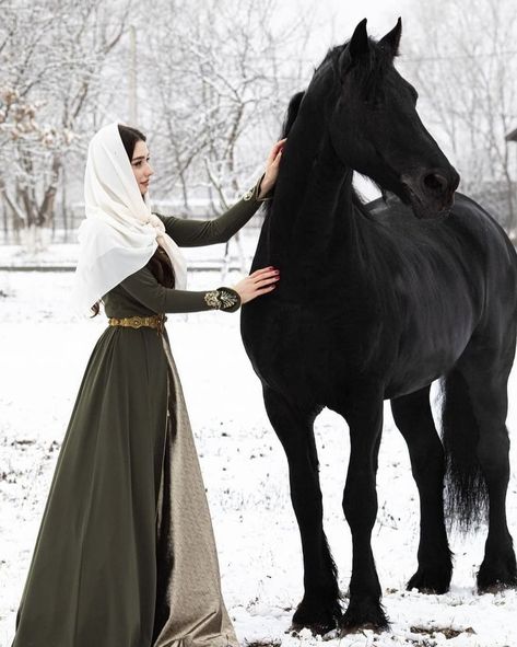 Cute Horse Pictures, Queen Dresses, Vintage Photoshoot, White Bride, Cute Horses, Aesthetic Instagram Theme, Maxi Knit Dress, Traditional Dress, Fantasy Fashion