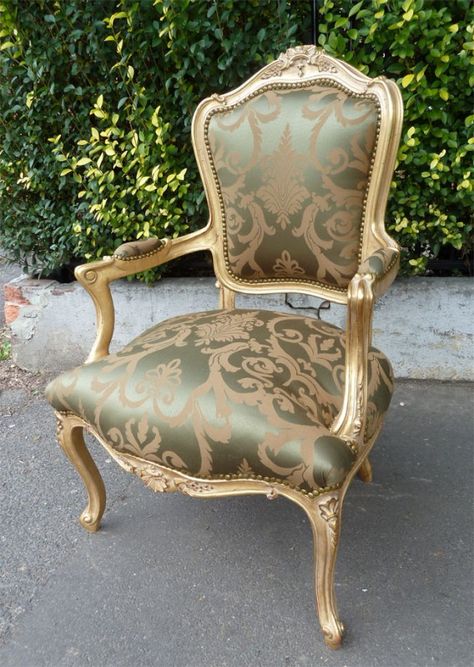 French XV Open Arm chair French Style Sofa, Italian Style Furniture, Mark Alexander, Turkish Furniture, Luxurious Homes, Victorian Home Decor, French Louis Xvi Style, Diy Furniture Decor, Royal Furniture