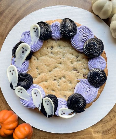 Fall Cookie Cake Slices, Ghost Cookie Cake, Cookie Cake Halloween, Cookie Cake Ideas Birthday, Fall Cookie Cakes, Halloween Cookie Cake Designs, Fall Cookie Cake Designs, Halloween Cookie Cakes, Fall Cookie Cake