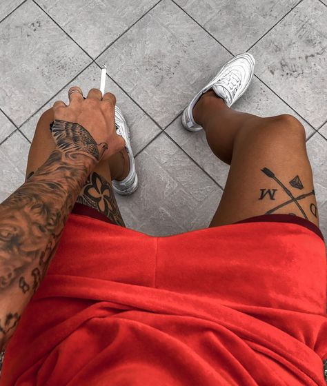 Pascal Tattoo, Thigh Tattoo Men, Molecule Tattoo, Ring Finger Tattoos, Dragon Tattoo For Women, Leg Tattoo Men, Tattoo Feminina, Maori Tattoo, Sleeve Tattoos For Women