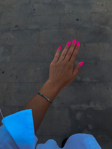 Nails Summer Pink Neon, Nails To Make U Look Tan, Neon Pink Nails Aesthetic, Nails For Tanned Hands, Summer Tan Nails, Neon Nails Aesthetic, Tanned Nails, Neon Pink Nails Short, Gel Nails Hello Kitty