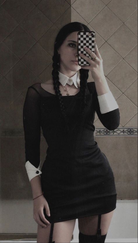 Black Halloween Costumes 2022, Hot Emo Halloween Costumes, Hot Wednesday Addams Costume, Halloween Outfits Black Hair, Halloween Costumes For Long Dark Hair, Long Dark Hair Costume Ideas, Soft Girl Halloween Costumes, Edgy Halloween Costume For Women, Halloween Disfraz Mujer Ideas