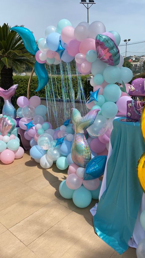 Black Mermaid Birthday Party, Black Little Mermaid Birthday Party, Mermaid Pool Parties, Mermaid Pool, Blue Wedding Centerpieces, Circle Arch, Little Mermaid Birthday, Mermaid Decor, Birthday Party Balloon