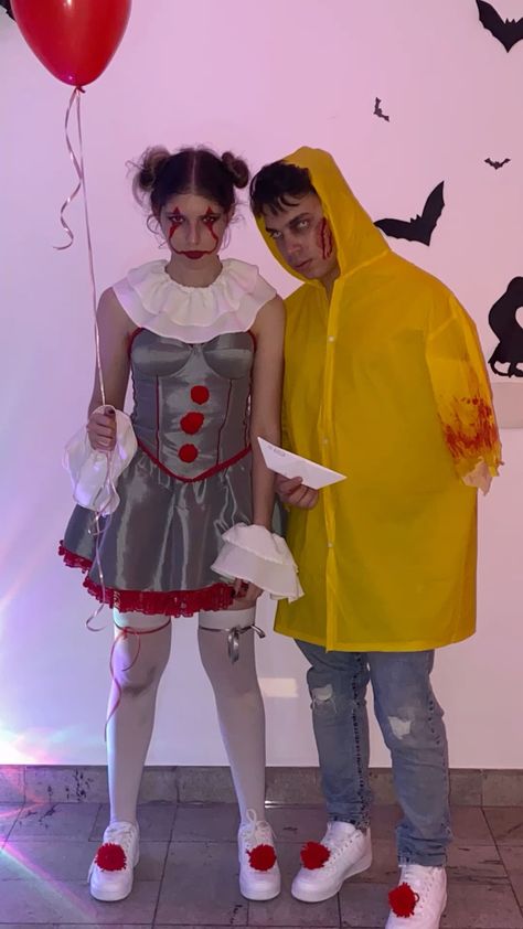 Couples It Costume, Georgie It Costume, Georgie Halloween Costume, Pennywise And Georgie Costume, Casal Halloween, Georgie It, Pennywise Georgie, Halloween Casal, Diy Costumes Men