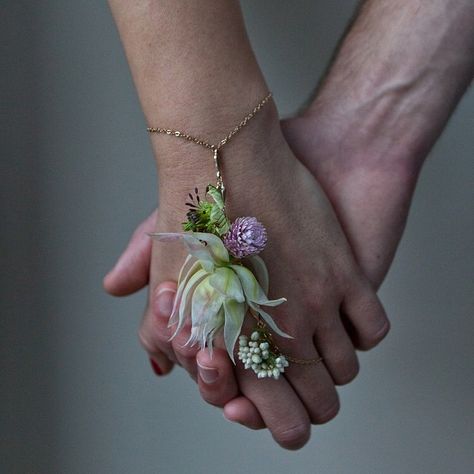 New take on a wrist corsage. Love how delicate the chain feels. Room Flowers, Bridesmaid Corsage, Corsage And Boutonniere, Corsage Prom, Prom Flowers, Flower Corsage, Corsage Wedding, Opal Engagement, Wrist Corsage