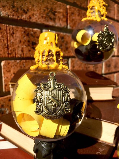 Hufflepuff Christmas Tree, Harry Potter Ornaments, Harry Potter Potions, Bauble Ornaments, Ornament Exchange, Harry Potter Decor, Nordic Christmas, Harry Potter Books, Christmas Special