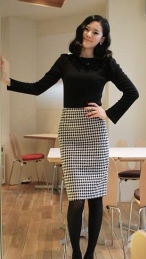 Houndstooth Pencil Skirt Black Top and Black Tights Black Houndstooth Skirt Outfit, Professional Outfits With Tights, Houndstooth Midi Skirt Outfit, Houndstooth Pencil Skirt Outfit, Black And White Pencil Skirt Outfit, Black And White Skirt Outfit Winter, Outfits Shorts Women, Pencil Skirt With Tights, Houndstooth Skirt Outfit