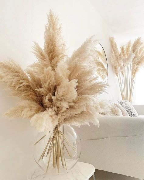 Pampas Grass Decor Ideas Perfect for Any Interior Style | Posh Pennies Interior Design Per La Casa, Grass Decor, Pampas Grass Decor, Hal Decor, Deco Floral, Dried Flower Arrangements, Decor Home Living Room, Decor Minimalist, Pampas Grass