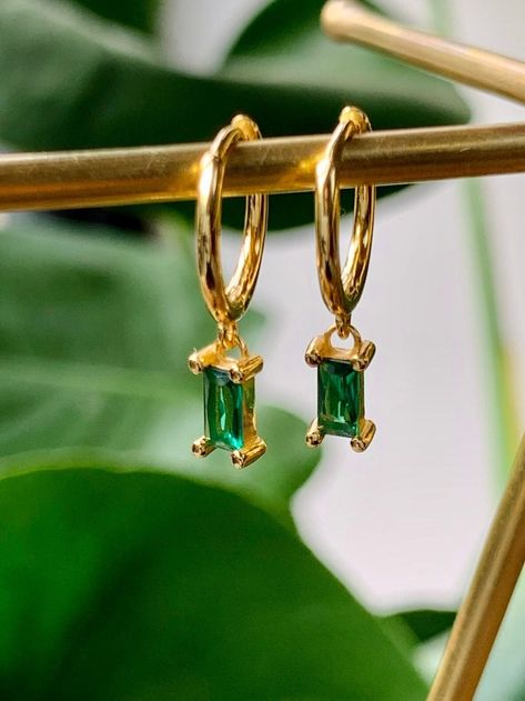 Collar Verde, Christmas Gift Earrings, Gold Huggie Hoop Earrings, Gold Huggie Earrings, Inexpensive Jewelry, Huggie Earrings Silver, Earrings Emerald, Gemstone Hoop Earrings, Green Jewelry