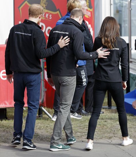 Prince William at 2017 London Marathon Pictures | POPSUGAR Celebrity Principe William Y Kate, Kate And Harry, Düşes Kate, English Royal Family, Principe William, Kate And Meghan, London Marathon, Kate Middleton Photos, Prince William And Harry