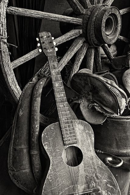 Best Guitar Players, Western Photography, Guitar Photography, Still Life Photos, Western Aesthetic, Cowboy Art, Music Images, Guitar Art, Wagon Wheel