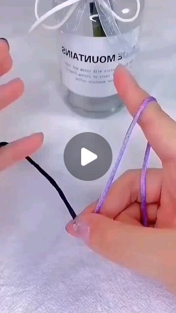 Cute And Easy Bracelets To Make, Easy Bracelet Making, Friendship Bracelet Making, Friendship Bands, Friendship Band, Easy Bracelet, Diy Friendship Bracelet, Paracord Knots, Friendship Bracelets Tutorial