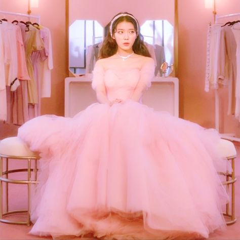 Iu Dress, Gown Aesthetic, Iu Fashion, Celebrity Pink, Pink Gowns, Korean Actresses, Kpop Girl Groups, Pink Aesthetic, Shinee