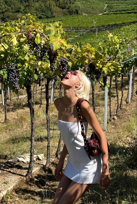 Napa Vineyard Outfit, Sonoma California Outfits, Napa Valley Aesthetic, Outfits For Cabo, Portugal Photo Ideas, Winery Outfits Summer Wine Tasting, Wine Country Aesthetic, Winery Poses, Vineyard Pictures