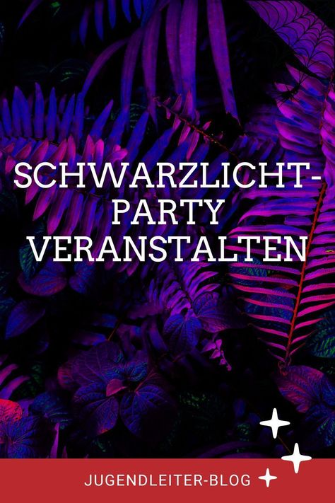 Für eine Schwarzlicht-Party sollten sich alle Gäste schwarz kleiden. Außerdem sollten viele Akzente in Raum neonfarben sein, damit möglichst deutlich der starke Kontrast zur Geltung kommt. Wie ihr das auch mit den Getränken, Speisen und Spielen umsetzen könnt, erfahrt ihr hier. Party Ideen I Motto Party I Party für Jugendliche organisieren Motto Party, Blogger, Halloween, Movie Posters, Film Posters