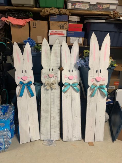 Pallet Easter Projects, Easter Pallet Ideas, Pallet Bunny, Picket Fence Decor, Picket Fence Crafts, Easter Yard Decorations, Primitive Bunny, Easter Porch, Easter Fun Food