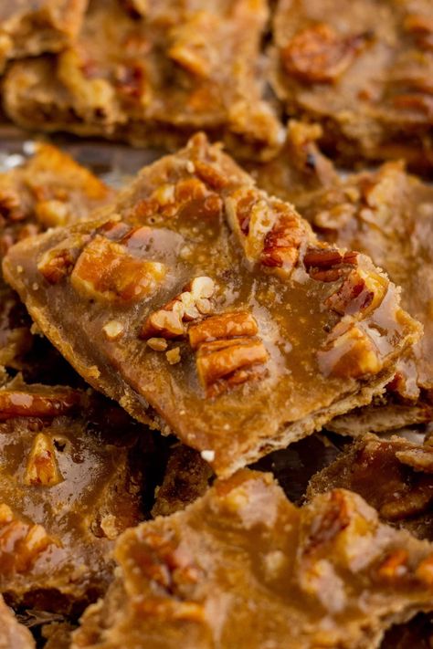 Ritz Cracker Bark Recipes, Pecan Pie Crackers, Pecan Bark Recipe Graham Crackers, Pecan Pie Bark Graham Crackers, Pecan Bark Recipe, Pecan Pie Bark Recipe, Praline Popcorn, Pinterest Desserts, Keto Bark