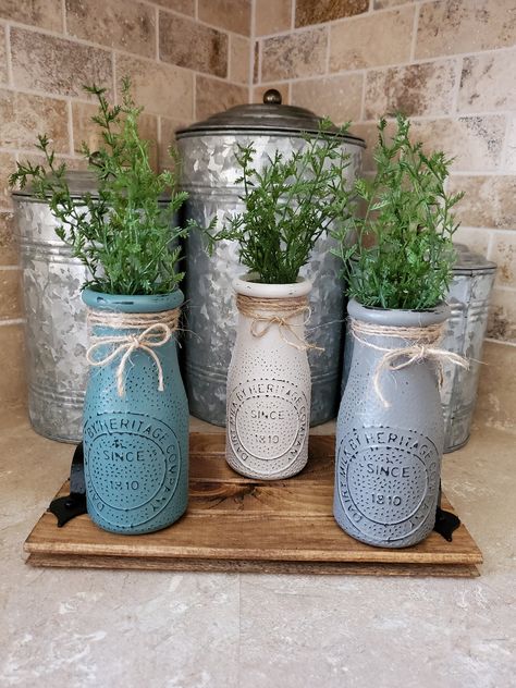 Glass Milk Bottle Ideas, Milk Jars Ideas Glass Bottles, Milk Bottle Decor, Milk Bottle Craft, Hime Decor, Tinting Glass, Easy Mason Jar Crafts Diy, Milk Jars, Old Milk Bottles