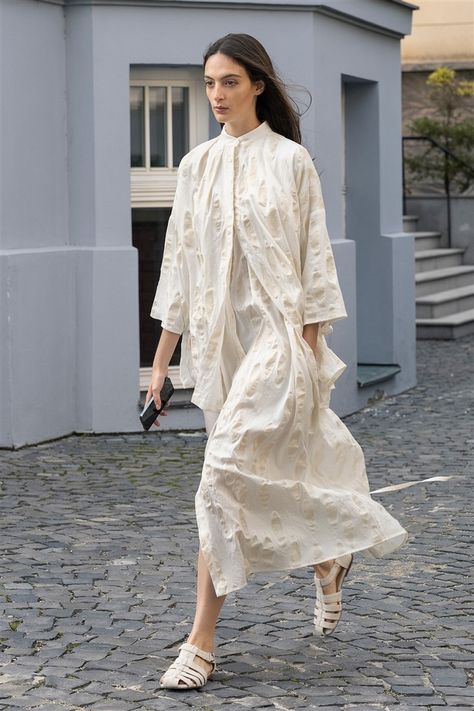 PFW: NEHERA Spring Summer 2023 Collection - DSCENE Lebaran Outfit, Baju Kahwin, Spring 2023 Ready To Wear, Eid Outfit, 2023 Ready To Wear, Power Dressing, Spring Summer 2023, Modest Wear, Engagement Dresses