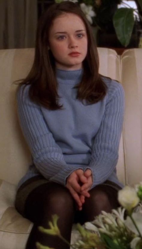 S1 Ep. 1 Rory Gilmore Hair, Rory Gilmore Style, Gilmore Girls Fashion, Gilmore Girls Outfits, Gilmore Girls Seasons, Downtown Outfits, Lorelai Gilmore, Tv Show Outfits, Pretty Hair Color