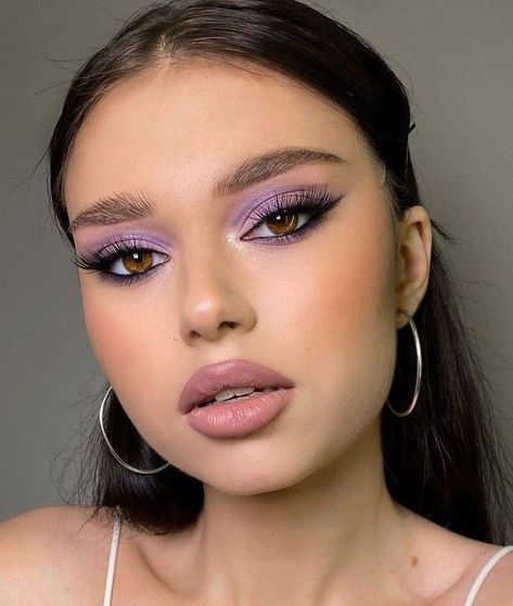 Purple Eyeshadow Looks, Purple Makeup Looks, Maquillage Yeux Cut Crease, Round Face Makeup, Purple Eye Makeup, Purple Makeup, Matte Makeup, Makijaż Smokey Eye, Eye Makeup Designs