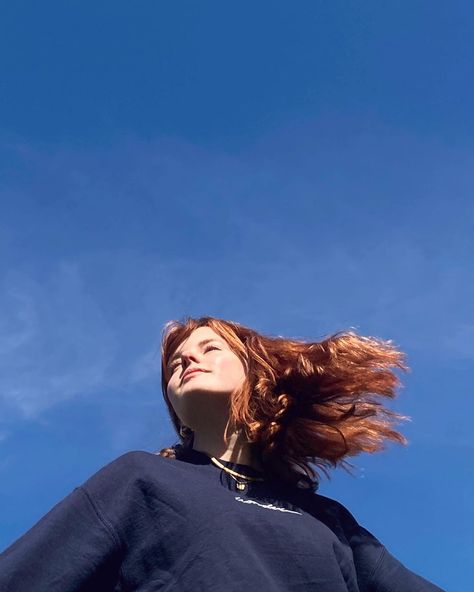 Sarah 🌻 on Instagram: “Look at the sky. #sky#pinterest#ginger#cupperhair#summervibes#aesthetic” Girl Looking Up At Sky, Sky Reference, Sky Portrait, Looking At The Sky, Blue Sky Photography, Inktober 2024, Vsco Photography, Up To The Sky, Look At The Sky