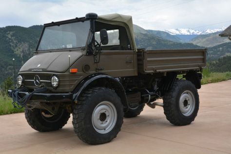 '76 Mercedes Benz Unimog U900 Tilt-Bed. Always liked these. Unimog For Sale, Vw T3 Doka, Mercedes Unimog, Mercedes Benz Unimog, Mercedes Truck, Lowered Trucks, Army Truck, Classic Mercedes, Mercedes Benz Classic